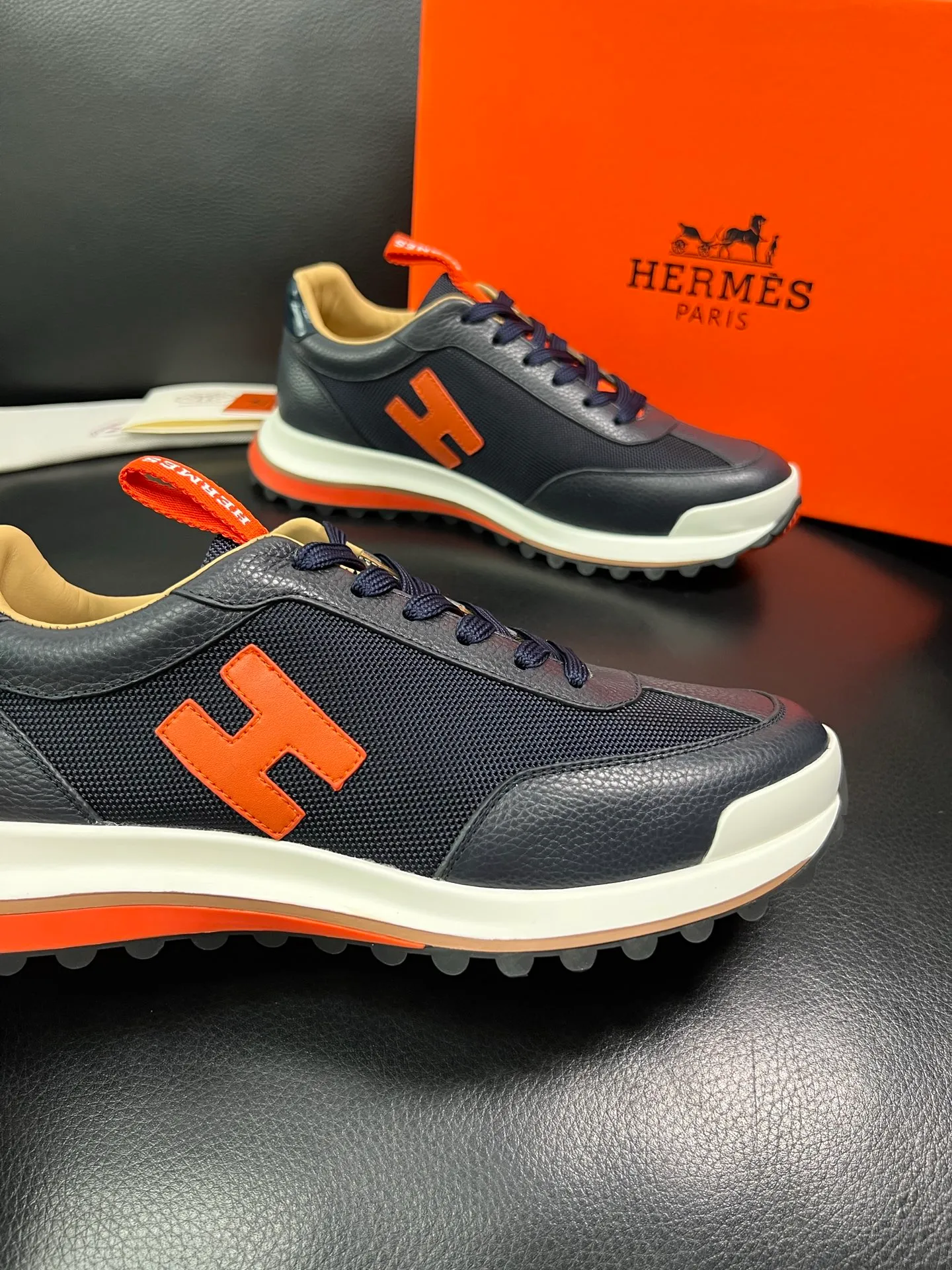 Men's shoes 💰800 Hermes top purchasing Hermes counters are on sale at the same time with original factory configuration, original cowhide imported from Italy and mesh fabric, high-quality splicing technology, fully imported water-dyed cowhide lining, soles: original soles specially provided by the original factory are super comfortable, the original factory follows the order and high quality, you can enter and exit the counter at will, you are welcome to compare and synchronize with the counter, code number 39-44 (customized 38 45) 85863